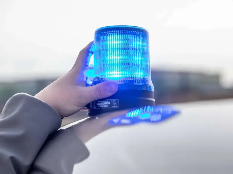 Blaulicht auf dem Auto? Das kann teuer werden! Mit blaulicht fahren strafe droht, wenn man nicht berechtigt ist.