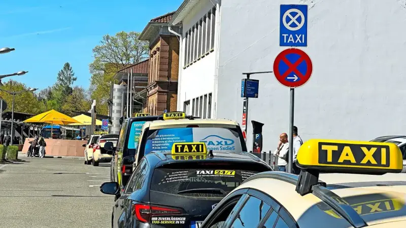 Taxistand mit Schildern. Was kostet eine Taxifahrt von 30 km? Die Schilder geben keine Auskunft über Preise.
