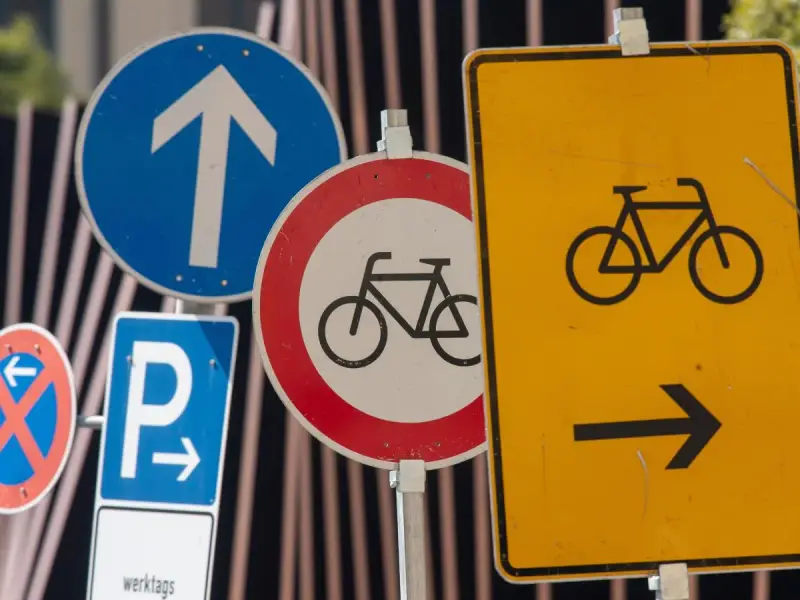 Verschiedene verkehrsschilder bedeutung: Radweg, Parken, Einfahrt und mehr.